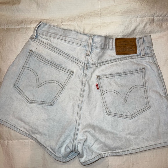 LEVI DENIM SHORTS!! SIZE 29 - runs a little small - Picture 1 of 4